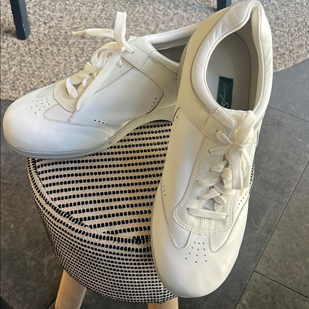 Easy Spirit White Leather Sneakers Minimalist Design. New without tags